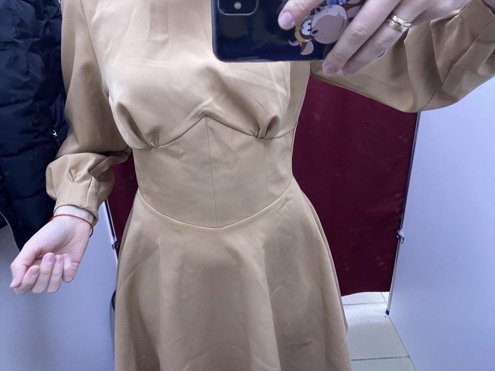 согласна с отзывом Юлии, на фото выглядит куда лучше. плюс подойдёт, скорее всего, на девушек с пышными формами, не так сильно будут видны складки на груди. 