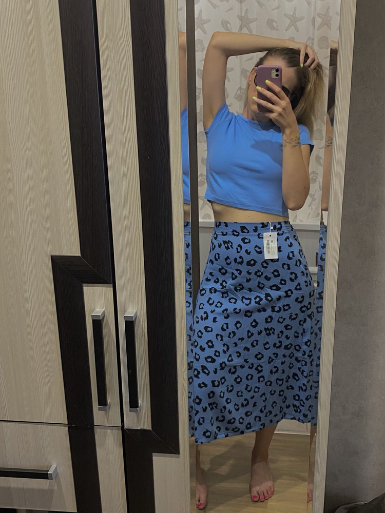 Цвет конечно не такой как на фото, но взяла, нужна была лёгкая юбочка на море , на свой 46 взяла 46, все супер .