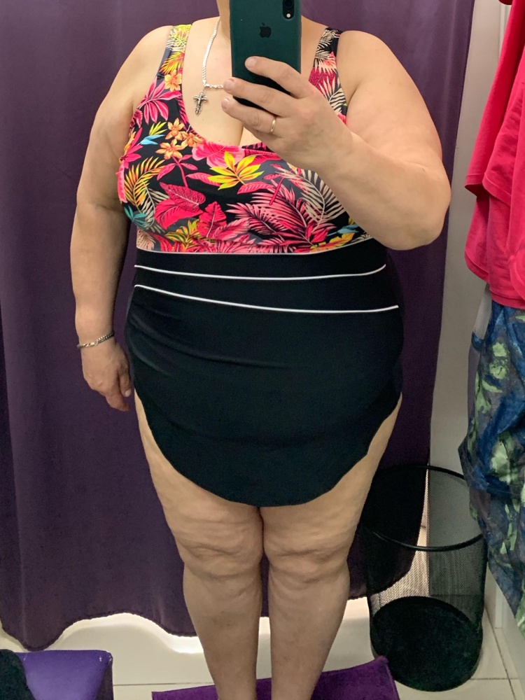 Хорошо садится, но большемерит сильно, перезаказывала , для полных женщин отличный вариант и прикрывает спереди все что нужно прикрыть, рекомендую, сзади тоже хорошо держит