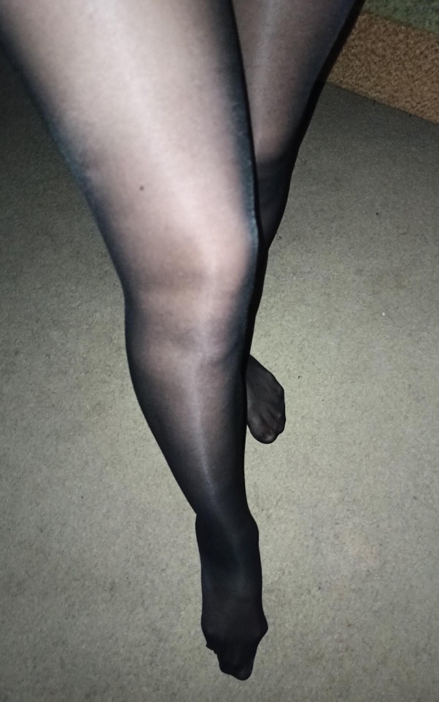 Девчонки! Однозначно рекомендую товар к покупке! 😻 Чулки покупал молодой человек, он их, конечно, не проверил в пункте выдачи, но качество оказалось на высшем уровне! Я очень рада) На мой рост 178 и вес 62 четверка сидит как влитая. Выглядят чулки на миллион) Резинка прекрасно сидит на ноге, не елозит, не сворачивается. Берите - не пожалеете! 😃😜