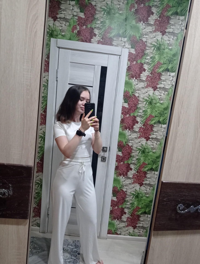 Мне очень понравился, сел хорошо 


Единственное марается очень быстро, просвечивает (что и ожидалась с белым костюмом)