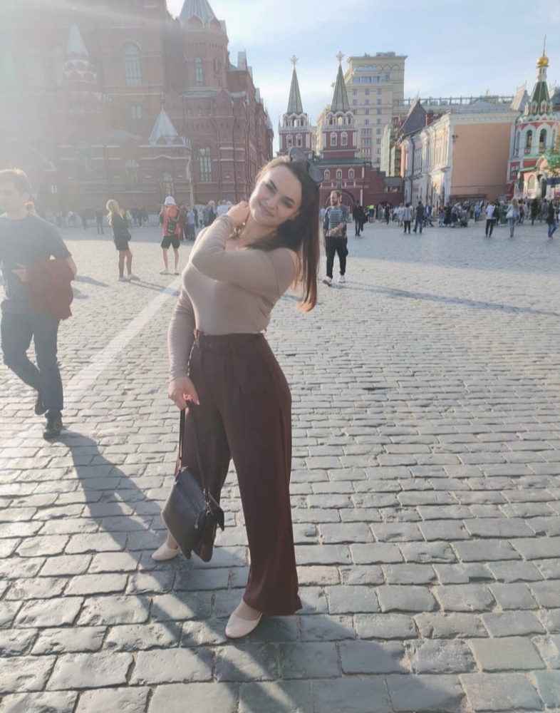 Очень красивое боди!! Немного плечи спадать начинают, видимо немного растягивается в процессе носки, но не критично. Идет в размер, можно и на размер меньше даже заказывать.