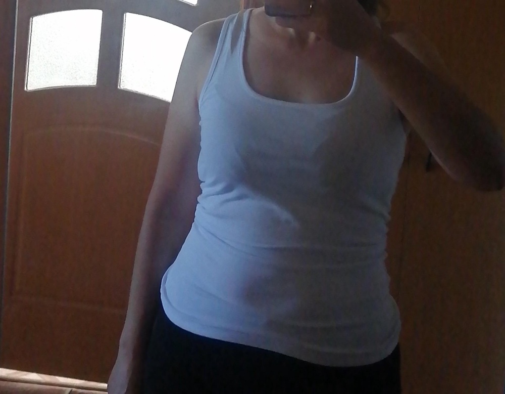 На 48 размер заказала  xl в притык. Можно на размер больше брать кто не любит в обтяг. Материал тонкий просвечивается. Так в принципе не плохо