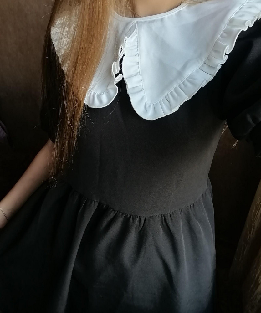 Платье действительно очень крутое!!! Смотрится стильно. Качество отличное. Очень практично, что воротник можно убрать. В качество подарка прислали две резинки)