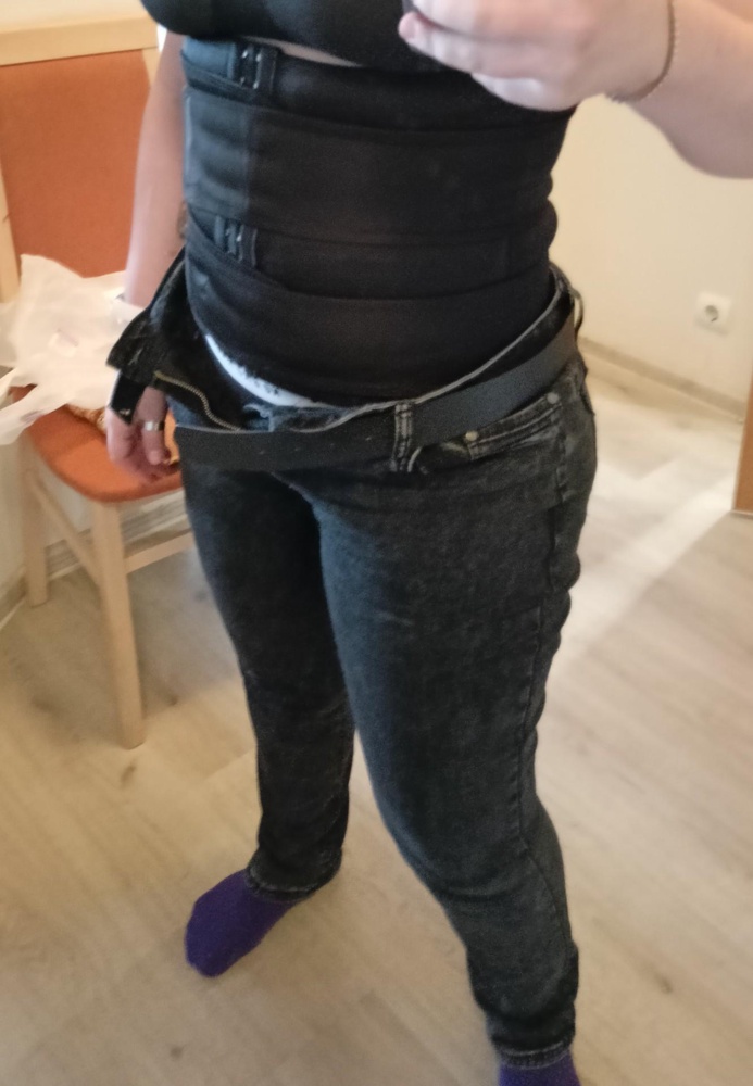 Корсет хороший, но без ребер жесткости. Потеть в нем будете мощно. 
На мои размеры подошел XL
 - талия 88см, 
 - под грудью 91см,
 - бедра 106см 
Но если хотите мега-утяжку, берите на размер меньше.