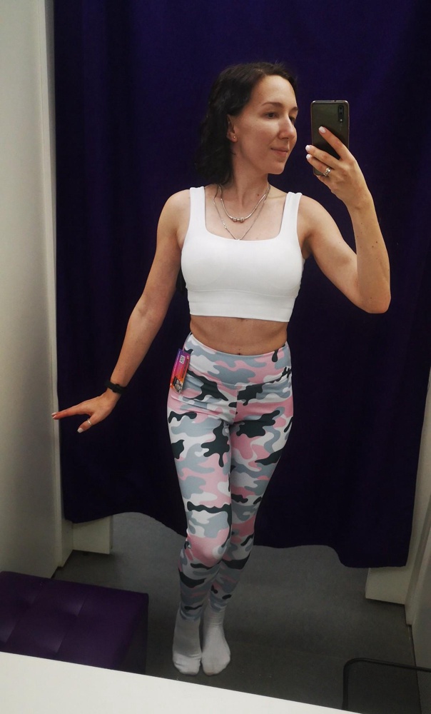 Заказала уже второй топ. Очень понравился. Внутри чашечки, но по форме они не очень, так что я без них ношу. Топ надо брать по размеру груди. По обхвату. Не по размеру верхней одежды.