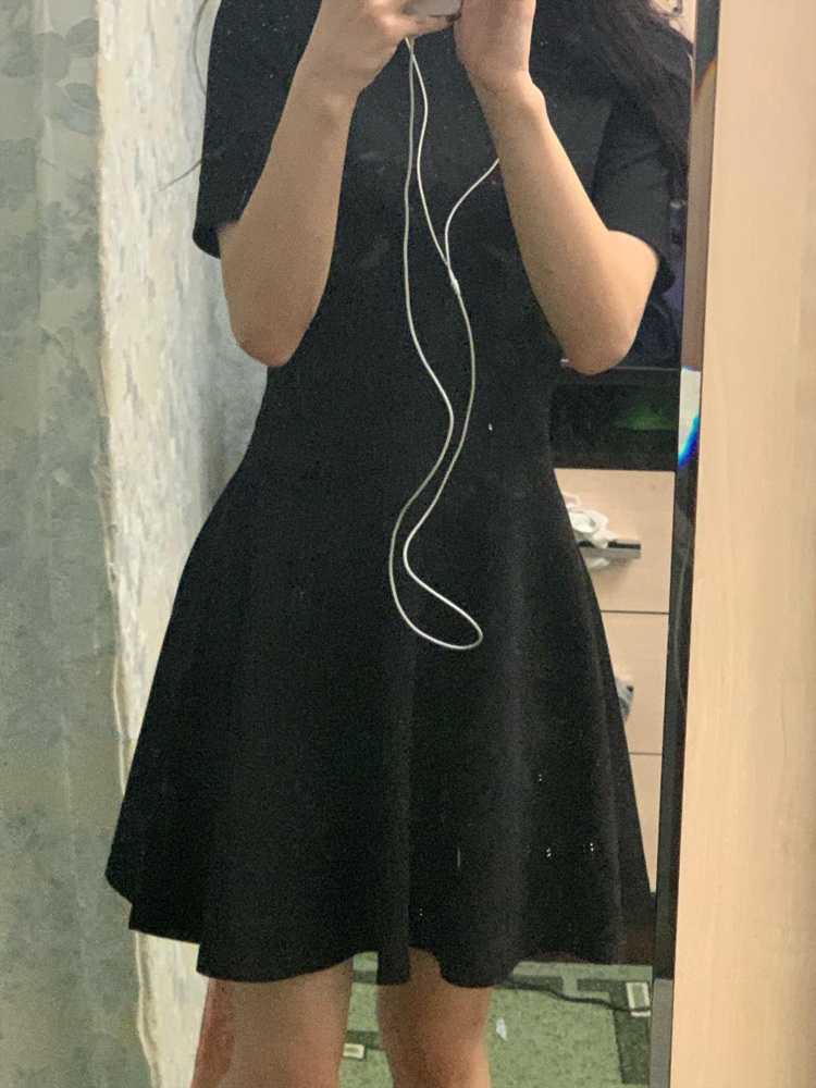 Платье как раз, материал приятен к коже