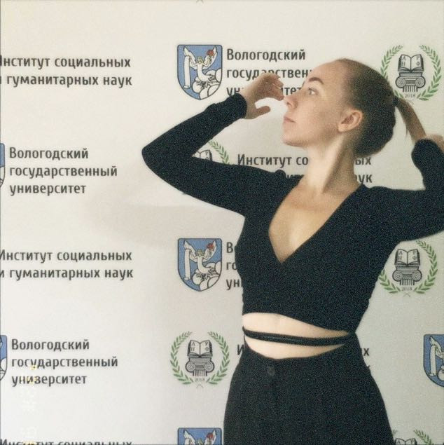 хороший топ, плотно прилегает к телу, красиво смотрится