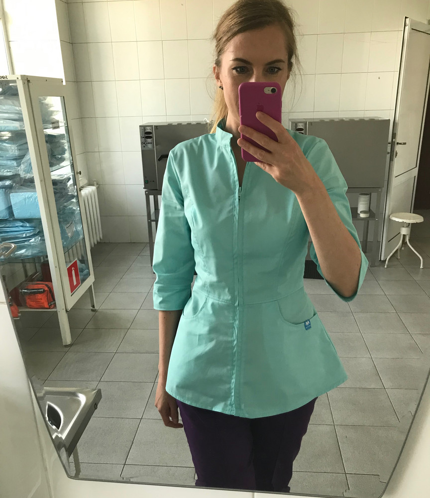 На 88-70-99 заказанный 46 размер немного большой везде, но я оставила, т. к. 44 будет сковывать движения. Ткань плотная и чудесный освежающий цвет😍