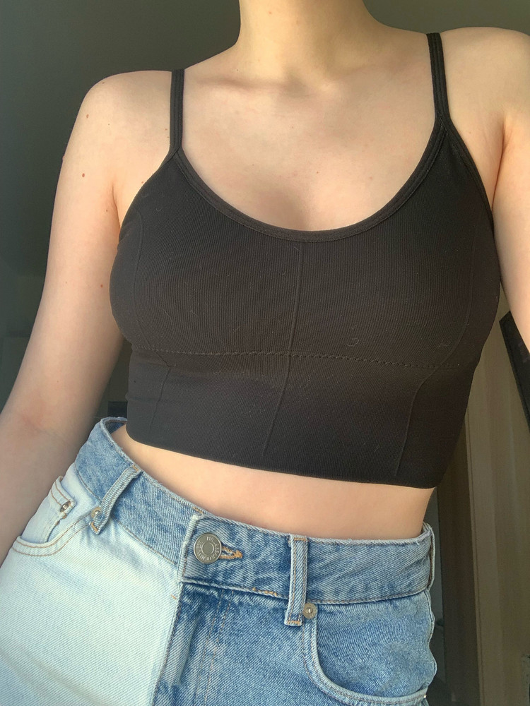сначала заказала черный топ, к нему в подарок шла резинка, потом заказала серый, но у него резинки уже не было, но не важно. черный идеально сидит , удобный, не жмёт, серый чуть поменьше и сдавливает слегка. мои параметры обхват под грудью 74 по выступающей части 89