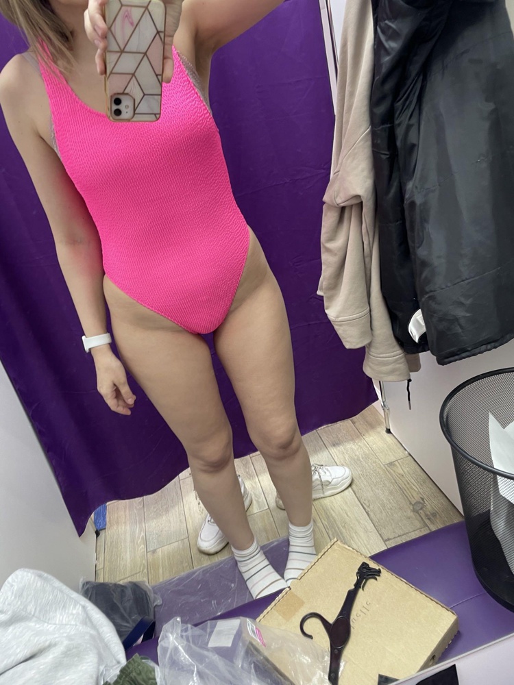 Сам купальник шикарный. На мой рост 177 возможно хорошо сел бы, если б я была готова к лету. А так как тельцо не готово, естественно на меня сел не особо красиво. Качество 🔥🔥🔥 в груди есть вставки. Цвет в жизни яркий