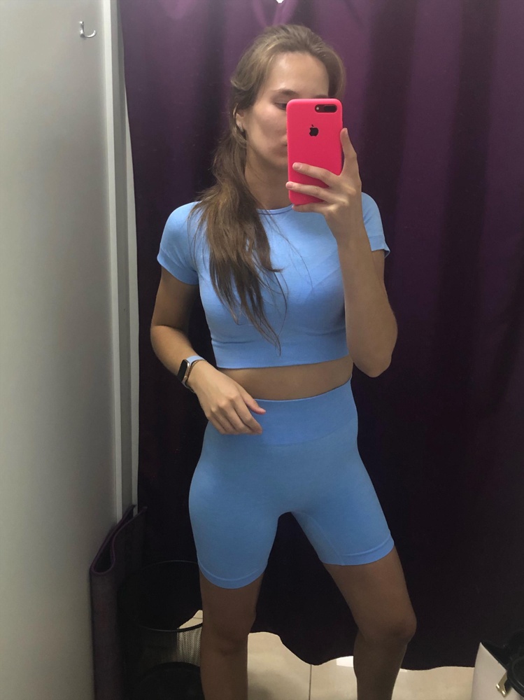 Очень классный костюм! Хорошо поддерживает фигуру, комфортный, цвет бомба!