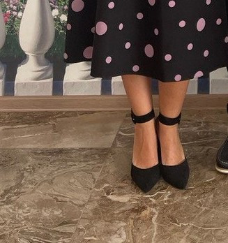 Немного маломерят. На узкую ногу. Смотрятся на ноге супер. Кто любит каблуки, рекомендую к покупке.