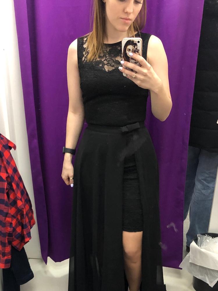Красивое платье, но немного маломерит, 42 размер тесноват, перезаказала на размер больше. И юбка ну очень длинная, придется обрезать, когда придет другое