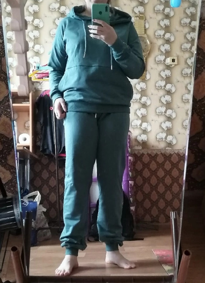 Замечательный костюм,аккуратные строчки,цвет соответствует,ткань плотная.Понравился,рекомендую