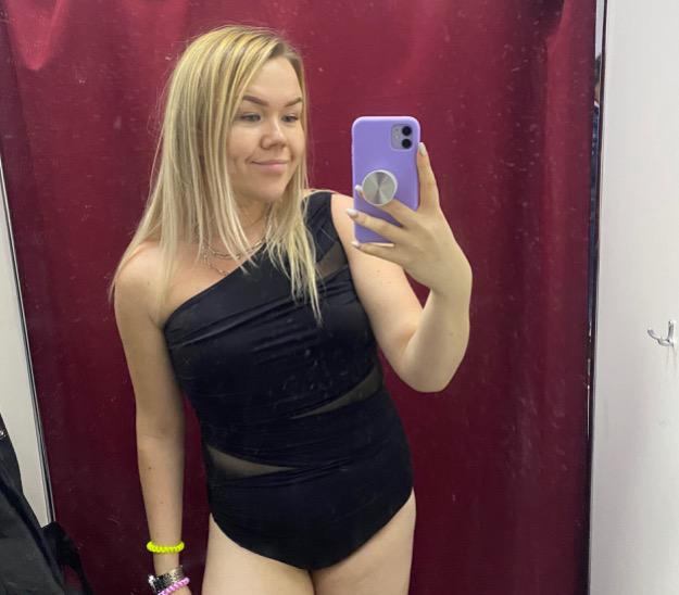 Очень круто скорректировал фигуру, но лямка туговата, прям давит, кажется, что маломерит на размер, либо на мой рост не хватило (173см). Взяла почти такой же, но у другого производителя, у которого лямка сверху более эластичная. А кто пониже, советую к покупке!