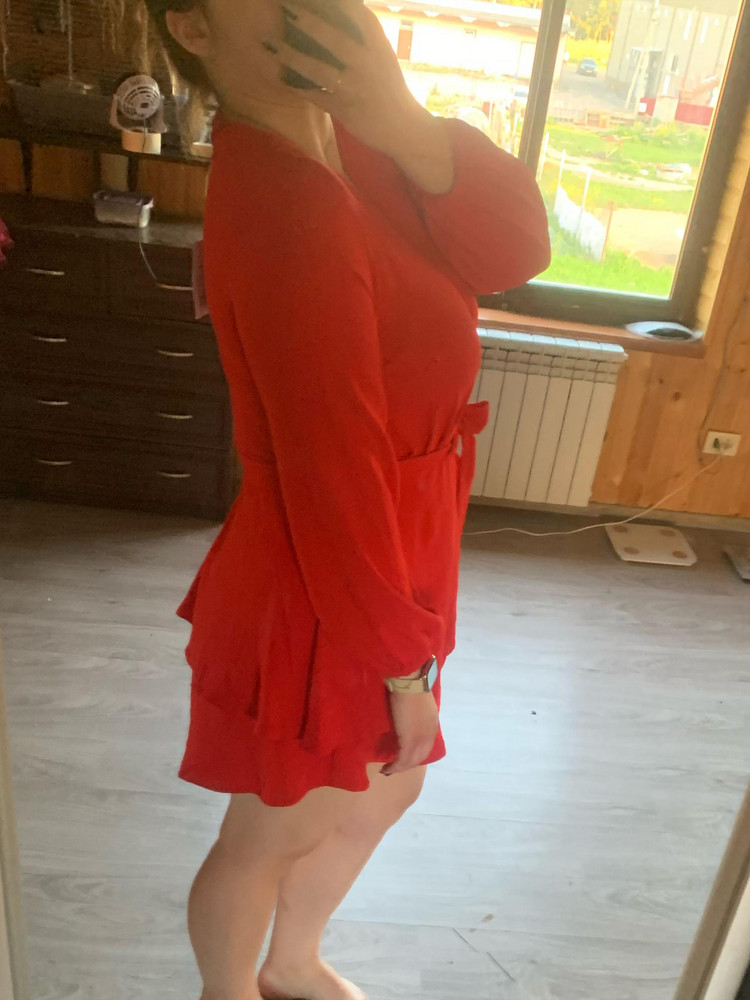 Отличный комбез на лето, я не обладатель красивых ног, так как разжирела немного 🤏, но комбез мне показалось сидит хорошо, все на своем месте:) размеры: грудь-106, талия-95, бедра -123. 