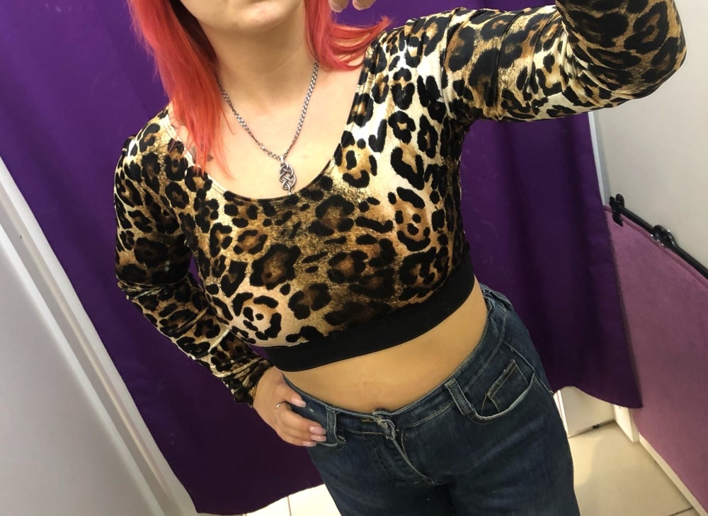 Топ приятный, что ожидала то и получила, размеру соответствует, тянется хорошо. Вроде здесь читала что рукава узкие, заказала размер s, так как в основном ношу такой, но сама не худенькая и руки как раз проблемные, зачастую не влезаю в вещи своего размеру изза рук, здесь тоже боялась не пролезу, но все пролезло, без перетяжек, сидит хорошо, не свободно, но и не сжимает. Но я низенькая, рост 159, на мои объемы на рост повыше все же стоит м брать.