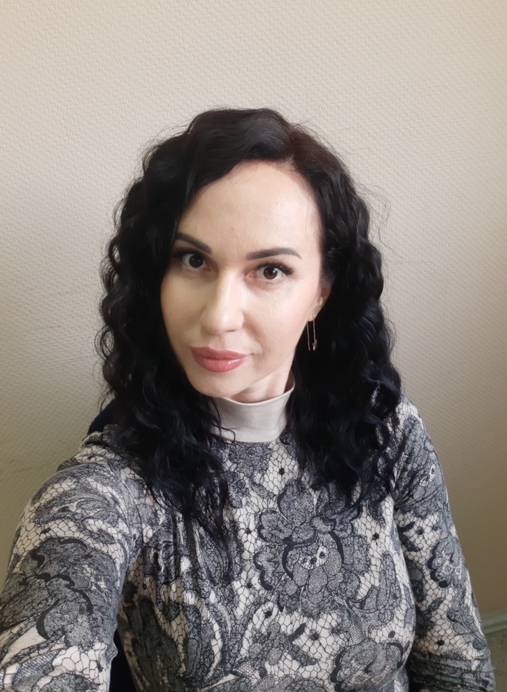 Заказом довольна! Качество достойное, ткань к телу приятная, цвет соответствует заявленному. На рост 178 см. и размер 44-46 заказала размер 40(46), село идеально!!!!! Спасибо продавцу!!!