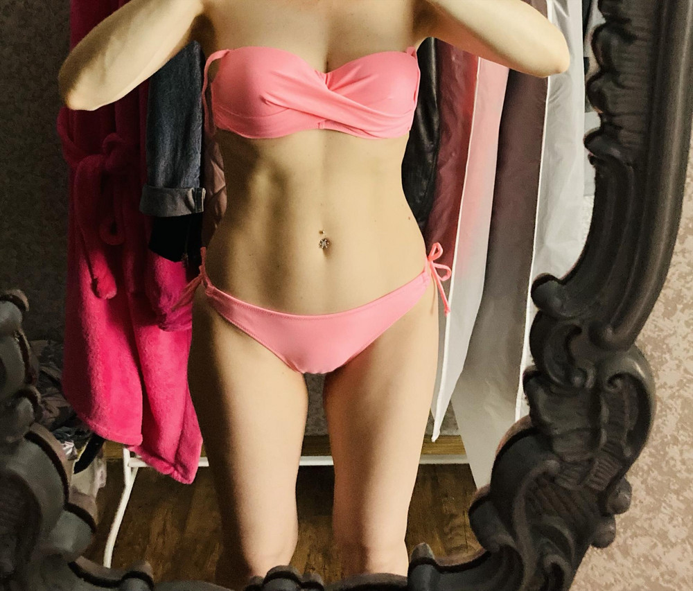 Отличный купальник, в размер. Лиф держится хорошо без бретелей. Плавки в полоску немного малы. 