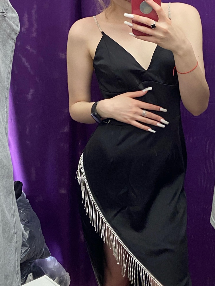 Платье действительно замечательное, заказывали два размера 44-46 и 46. Разница только в бретелях. На 46 бретели из страз, на 44-46 тканевые чёрные. В талии эти размеры одинаковые. 