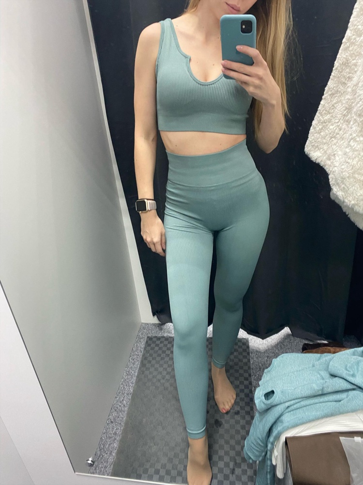 Пришел с небольшим браком, а в целом хороших костюм. На размер 40-42 взяла S подошёл хорошо