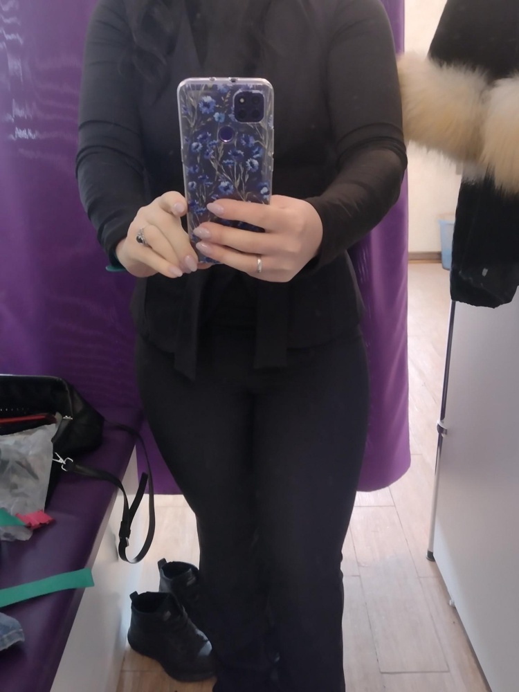 Сел суппер ,жилетка немного топырщиться. На 46-48 брала 46. Но...замок на брюках настолько хлипкий,что неуспев застегнуться собачка вылетела отелье по дороге вставить замок