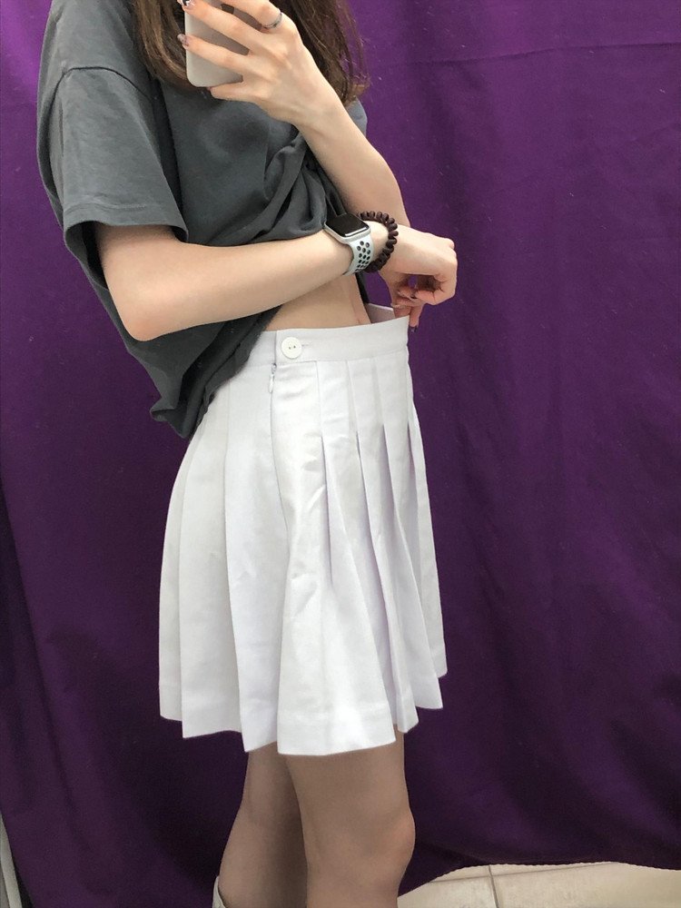 Юбка вся в затяжках и катешках( на талию 60 велико и совсем не на 1 см, а о запахе изделия я вообще молчу…