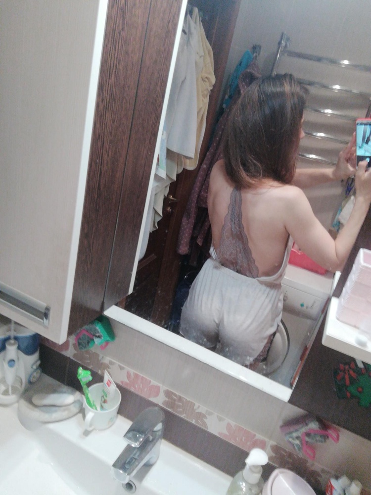 Очень красивый Комбинезон. Очень приятный к телу. Не чувствуется. Сел идеально. Женственный. Моя грудь 2размера не оголена, хоть и свободно, но все держится где надо. Даже ребёнка кормить грудью удобно. Не смогла не взять. Но... Пока не знаю, не замучаюсь ли при одевании-снимании... Даже просто в туалет сходить...