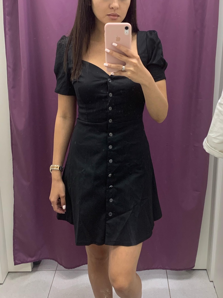 Фасон платья очень даже симпатичный. Но качество оставляет желать лучшего(( И я заказывала с чёрными пуговицами, а пришло с прозрачными, пришлось отказаться