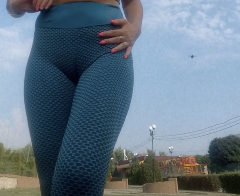 Качество классное, приятное к телу, тянется, утягивающий эффект и при этом не сковывает движения, заказала по отзывам М 44, на объём бёдер 100см, мне подошли идеально! Резинка  на поясе удобная, утягивает живот и втягивает влагу! Заказала ещё синие!👍🏻