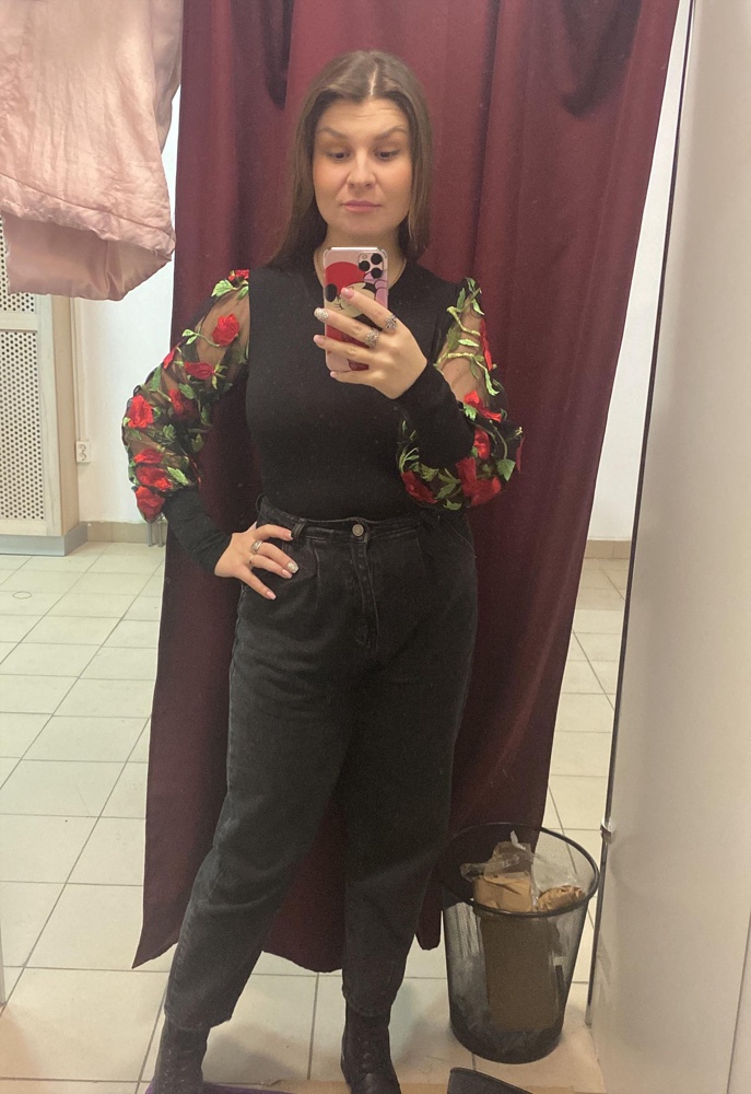 Вышивка не колется. Кто вообще пишет, что она колючая… заказала-очень рада 