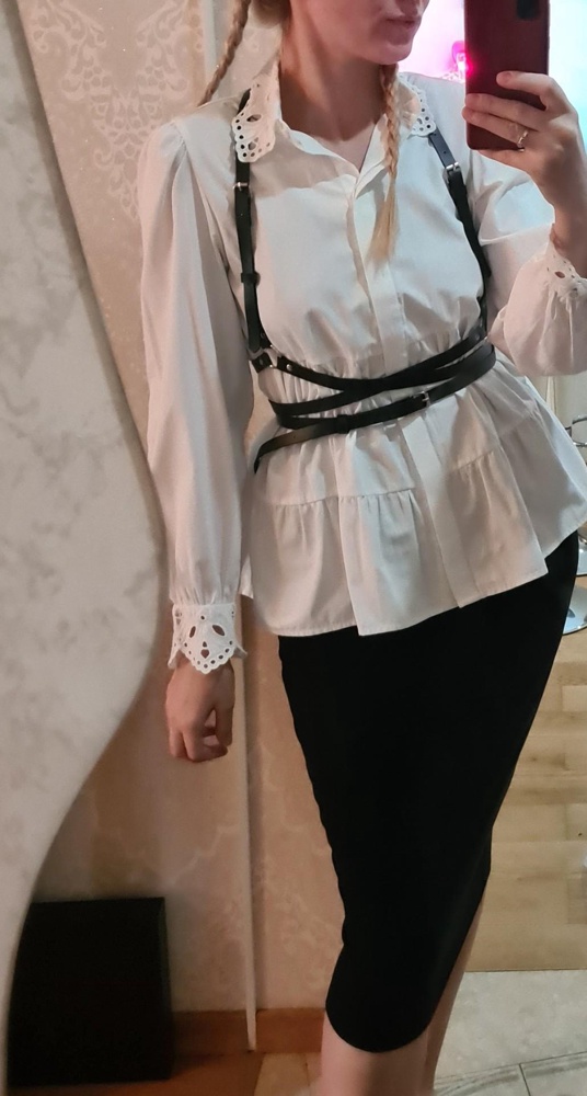 Прикольная вещица, можно сделать образ ярче и интереснее, запах не оч, надеюсь выветрится