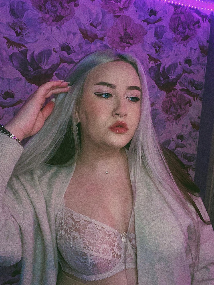 Красивый бюст, в очень красивом цвете. Понравился внешне и как смотрится, только вот в течении дня, поняла, что очень давят косточки между грудью, что к концу дня пришлось снять. Может размер не подошёл, вот уж не знаю. :с