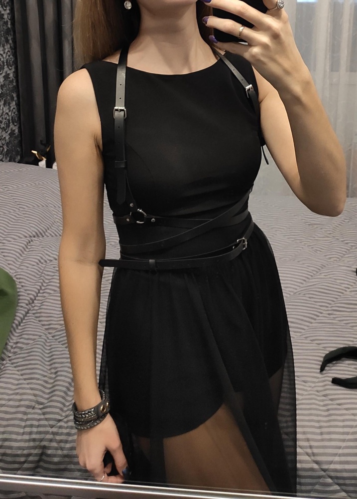 Тоненькая, но эффект от этого не теряется) смотрится очень круто, надеюсь прослужит долго. спасибо