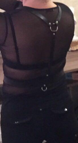 Очень довольна приобретением. На 46 размер идеально, ремни регулируются. Отличное качество, все крепежи надежные. Постороннего запаха нет. Ношу с удовольствием. Посылка пришла в указанный срок. 