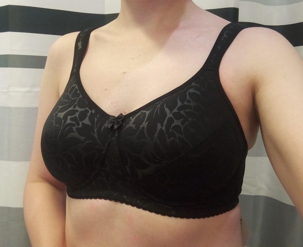 Бюстгальтер порадовал качеством. Формованные чашки, правда думала потоньше будут. Кармашки хлопковые, глубокие, протез лёг идеально. Бретели мягкие, удобные. В общем, не хуже зарубежного аналога. И цена приятная)