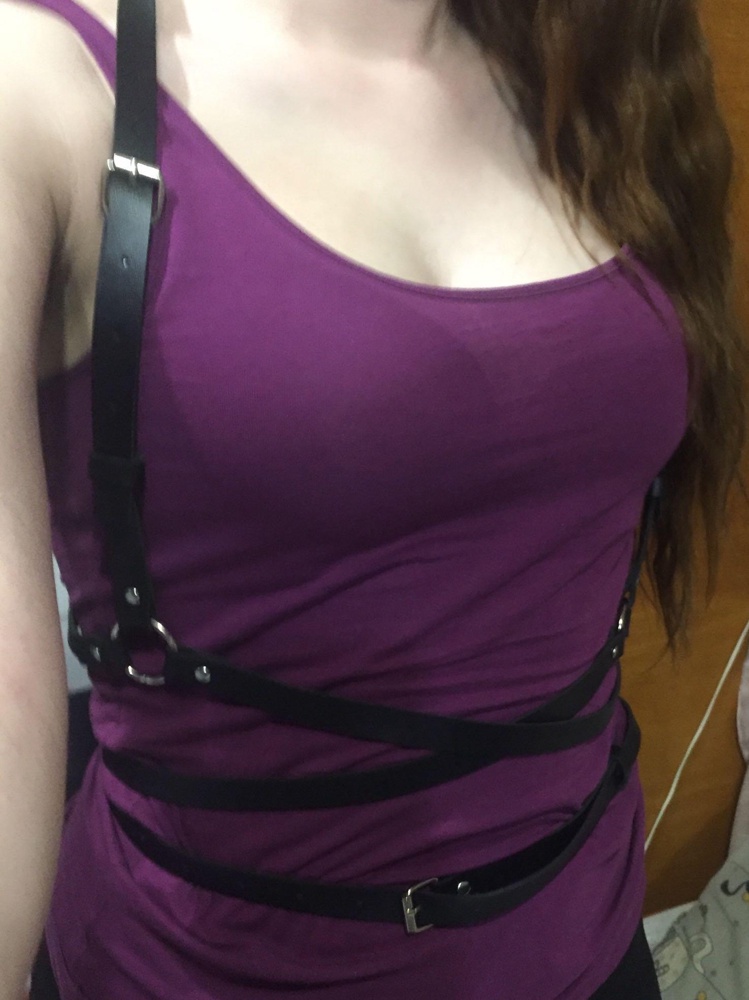 Вещь отличная, ремешки ровные, фурнитура на месте. Слегка чувствуется запах от кожи, но не резкий. Приложила несколько фото на разную одежду. Шлёвка будет спадать. Для себя решила приклеить её к верхней стороне язычка ремня. Так, чтобы можно было регулировать. На фото держу пальцами это место. У кого возникнут проблемы с примеркой, совет: 1 найти симметрию в этой конструкции, 2 соединить боковые ремни, 3 надеть как куртку. 