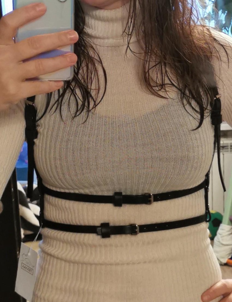 Портупея классная, на втором фото переставила средний ремешок ниже, конструкция это позволяет. Сочетает в себе суть самого этого аксессуара и элегантность за счёт довольно тонких ремешков. На опг 75 верхний ремешок на крайнюю дырочку, нижний на вторую с края. Когда заказывала, был только 40-42 размер, а сейчас уже не охота перезаказывать, и так устроило. Единственно, у другого бренда сама кожа идёт в один слой и с другой стороны всем нам знакомая изнанка кожи. Здесь слеплено из нескольких слоев, что вызывает сомнения в качестве кожи (как бы не расслоилось, как это бывает с дешёвыми ремнями).