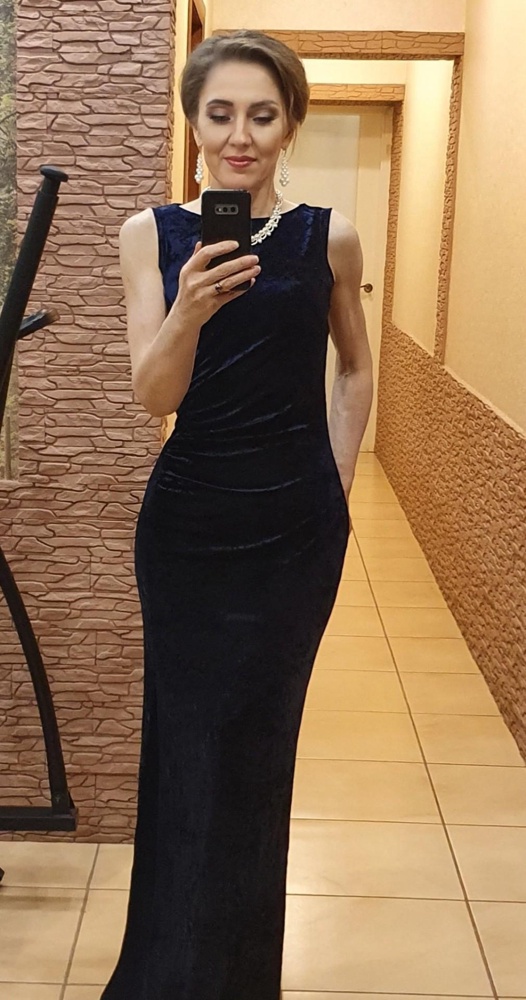 Платье отличное! Подчёркивает все прелести фигуры. Я очень довольна!