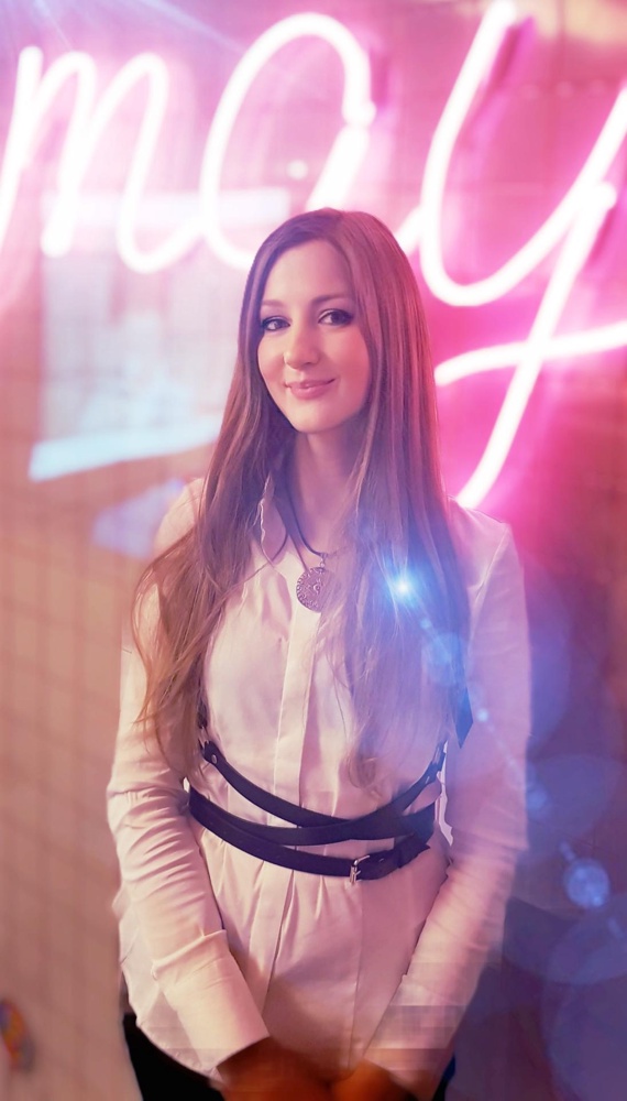 Покупал уже 2 раза! Как же красиво смотрится на фигуре в одежде и на теле без одежды😊!!!  Важно конечно правильно подбирать стиль. Часто вижу, что некоторые девушки не особо заморачиваются с чем носить портупею. А это очень важно. Так же у этого производителя покупал гартеры. Выложить фотографии девушки в гартерах не могу, но поверьте, это просто восхитительно! Производитель делает очень красивые и очень качественные аксессуары!