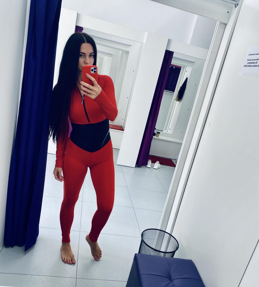 На свой s взяла что было, а был xs, влезла спокойно, на рост 163 само то, можно брать девушкам и повыше. Худее визуально он не делает, а хотелось бы) Цвет красно-бордовый, но красивый, тянется нормально. 