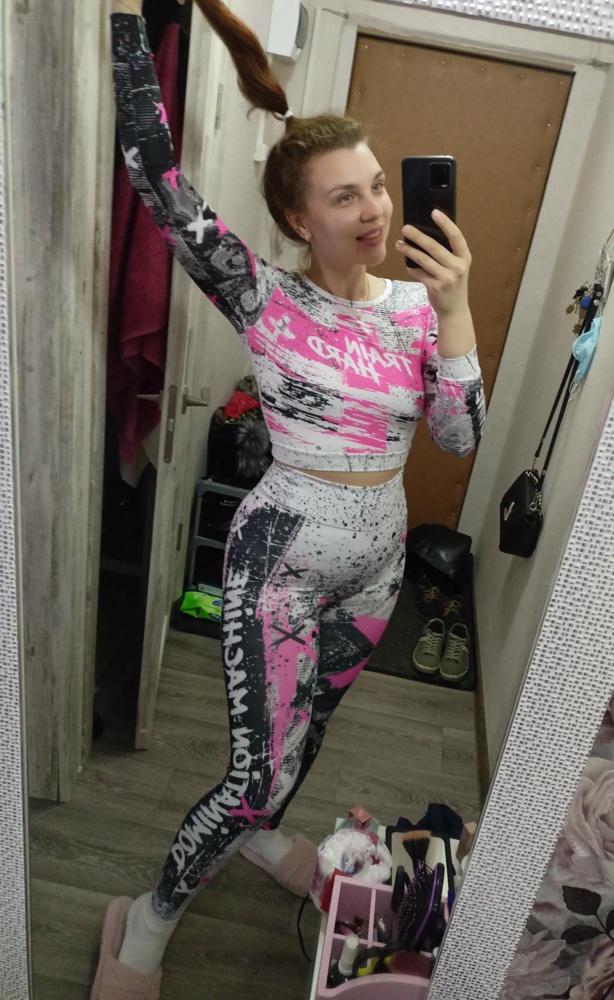 Очень понравились тайтсы, яркие как на фото, взяла xl, самое то