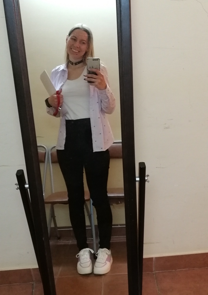 Классный, я в восторге! Творю с ним разные образы. По размеру подошёл хорошо, к телу приятный. Хвостик не мешает, шею не перетягивает. 