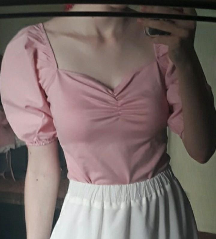 Очень красивая. Не просвечивает, плечи не спадают. Супер приятная к телу ткань, и нежный цвет 👍🏻👍🏻👍🏻
На параметры 80-60-80 взяла XS, немало, люблю приталенные вещи. 
В комплекте запасная ткань. 💕