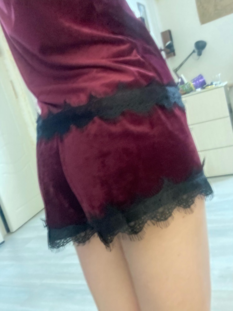 Пижамка превосходного качества, цвет насыщенный, на свой 40-42 взяла 44 размер, хорошо сел, не сильно свободно и не впритык. Меньше бы уже не так комфортно было. Швы все ровные, нитки вообще нигде не торчат, рюшки не закручиваются, как писали тут, приятное кружево, не колется. Сама пижамка мягкая, внутри тоже приятное к телу, все супер 👏🏻 подумываю еще над розовой такой☺️