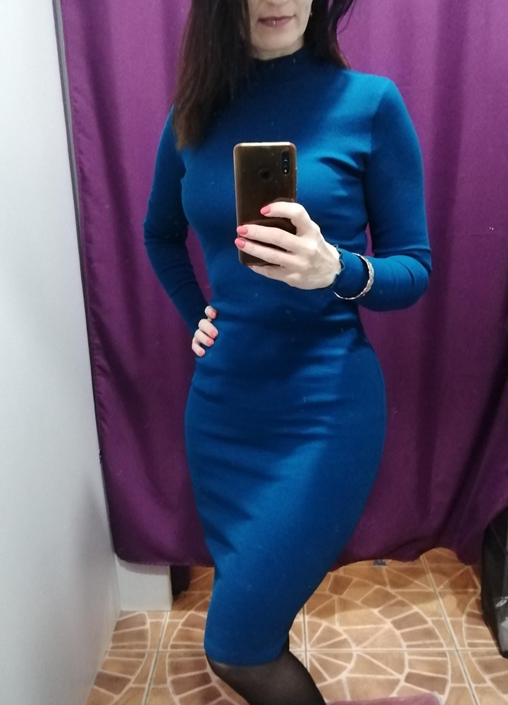 Хорошее платье, цвет приятный, ткань плотная, сидит хорошо, идёт в размер, хорошо тянется!!!
В общем и в пир и в мир! Тем более за такую цену!!!!!