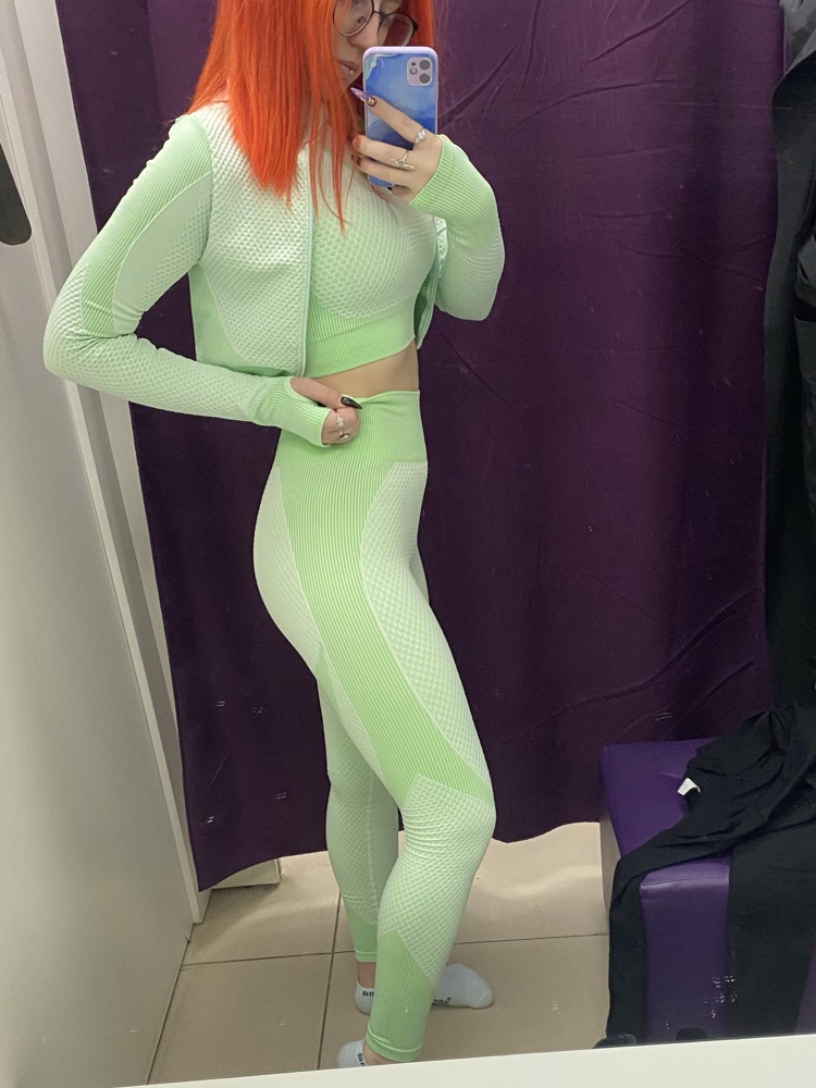 Не верьте отзывам про маломерку, костюм идёт В РАЗМЕР. Я начиталась и взяла на размер больше, ношу обычно S, 87-65-92, в итоге оказался большой что по верху (но не так критично), что по низу. Тайтсы в талии большие, на рост 163 длинноваты, под коленями ткань собирается. Компрессии соответственно никакой, поэтому берите обязательно СВОЙ размер. В целом качество устроило, посмотрим как поведёт себя после тренировок. Надеюсь после стирки усядет 😅 Цвет немного не такой как на фото, больше в зелёный чем в голубой, но тоже красивый. Белье кстати просвечивает, носите светлые комплекты со светлым бельём.