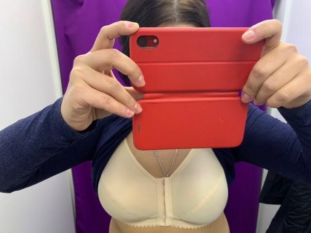 Взяла 80с, отлично держит и протез и свою грудь, под одеждой выглядит хорошо, округло,  очень понравился