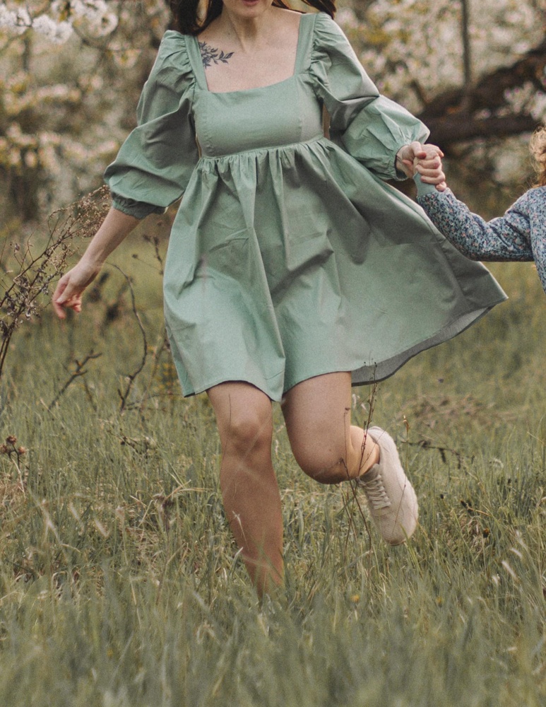 Если не придираться к мелочам, то за эту стоимость, милое платье, цвет красивый)